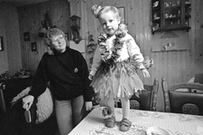 301181 Afbeelding van Gina Mulderij met haar dochtertje Carola in hun woning aan het Lange Rozendaal te Utrecht, ...